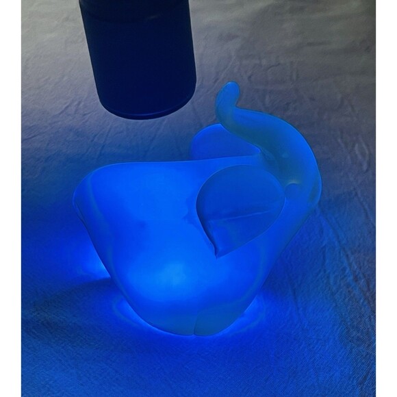 Satin Frosted Art Glass Abstract Elephant Paperweight Trunk Up Green 3" tall - Picture 12 of 12